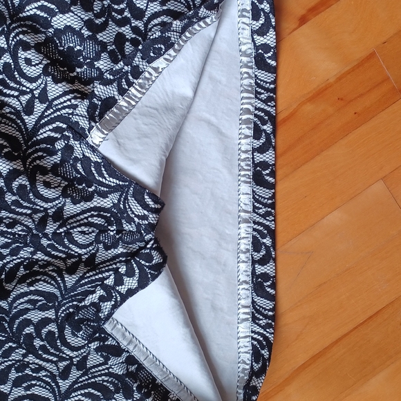Black and white lace skirt Size 4 - Picture 3 of 8